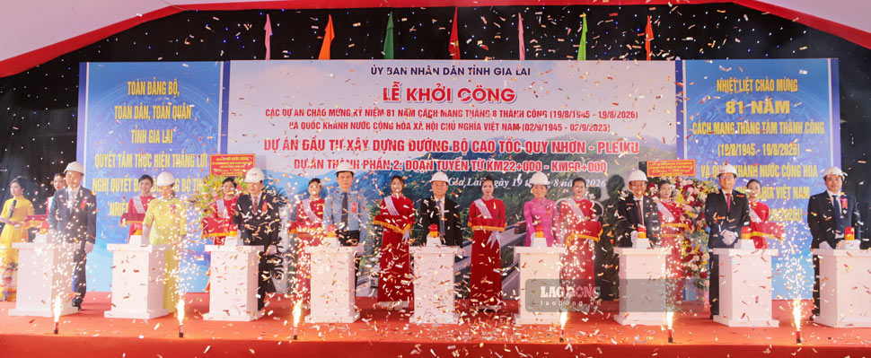 Các đại biểu thực hiện nghi thức khởi công dự án. Ảnh: Hoài Phương