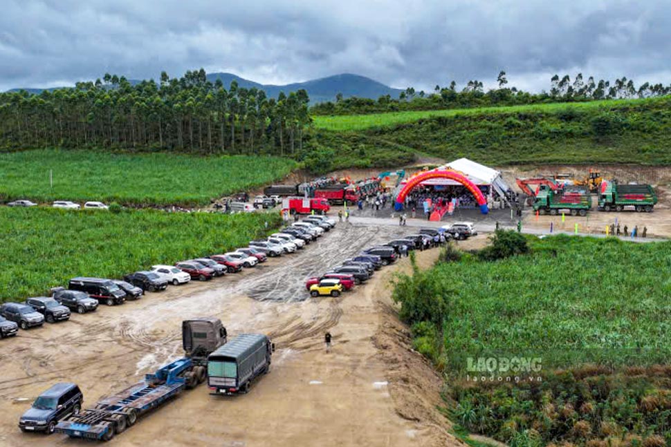 Toàn cảnh lễ khởi công dự án Thành phần 2 cao tốc Quy Nhơn - Pleiku. Ảnh: Hoài Phương