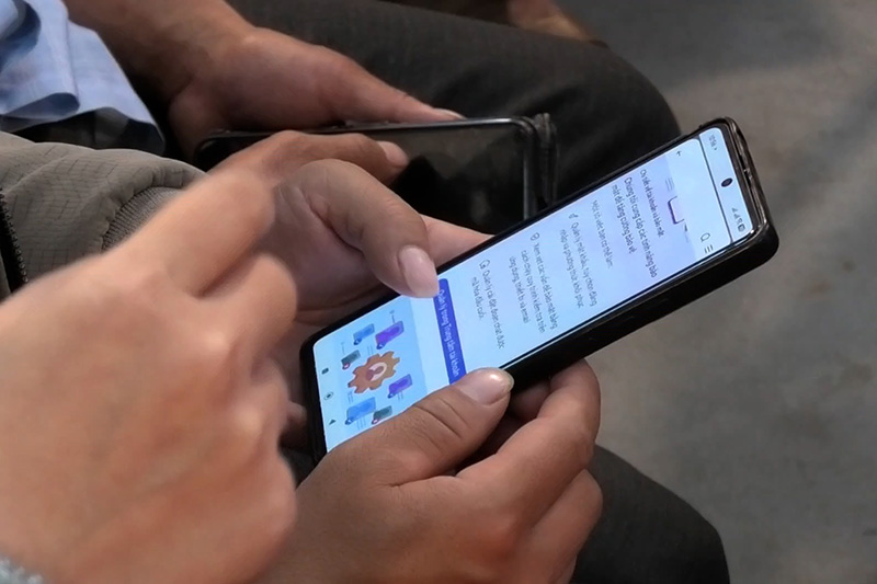 La Guardia Fronteriza de la provincia de Lào Cai guía a la población local sobre las habilidades básicas para utilizar los teléfonos inteligentes de forma segura y eficaz. Foto: Portal de Información Electrónica de la provincia de Lào Cai
