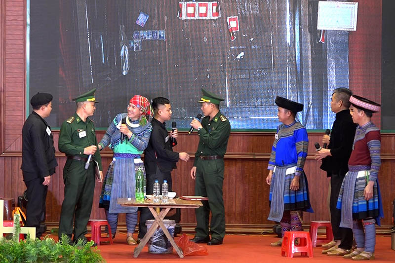 Những điều luật phức tạp đã được bộ đội biên phòng tỉnh Lào Cai “mềm hóa” thành các tiểu phẩm kịch ngắn. Ảnh: Cổng TTĐT tỉnh Lào Cai