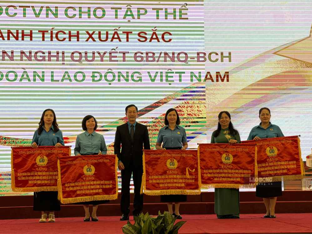 Ông Lê An Hải - Ủy viên Ban thường vụ Tổng LĐLĐVN, Chủ tịch Công đoàn Công Thương Việt Nam trao Cờ Thi đua của Công đoàn ngành cho các tập thể. Ảnh: Kiều Vũ