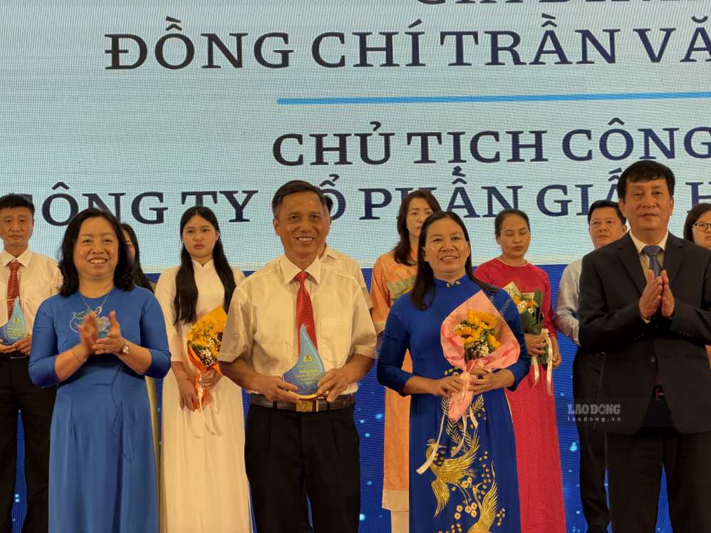 Vice President of the Vietnam General Confederation of Labor Thai Thu Xuong and Deputy Secretary in charge of the Party Committee of the Ministry of Industry and Trade Phan Van Ban awarded commendations to typical families of workers and employees of the Industry and Trade sector. Photo: Kieu Vu