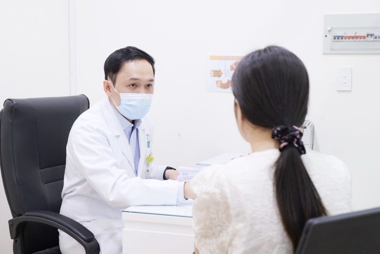 People should see a dermatologist when skin damage progresses rapidly or spreads. Photo: Source: Ho Chi Minh City Dermatology Hospital