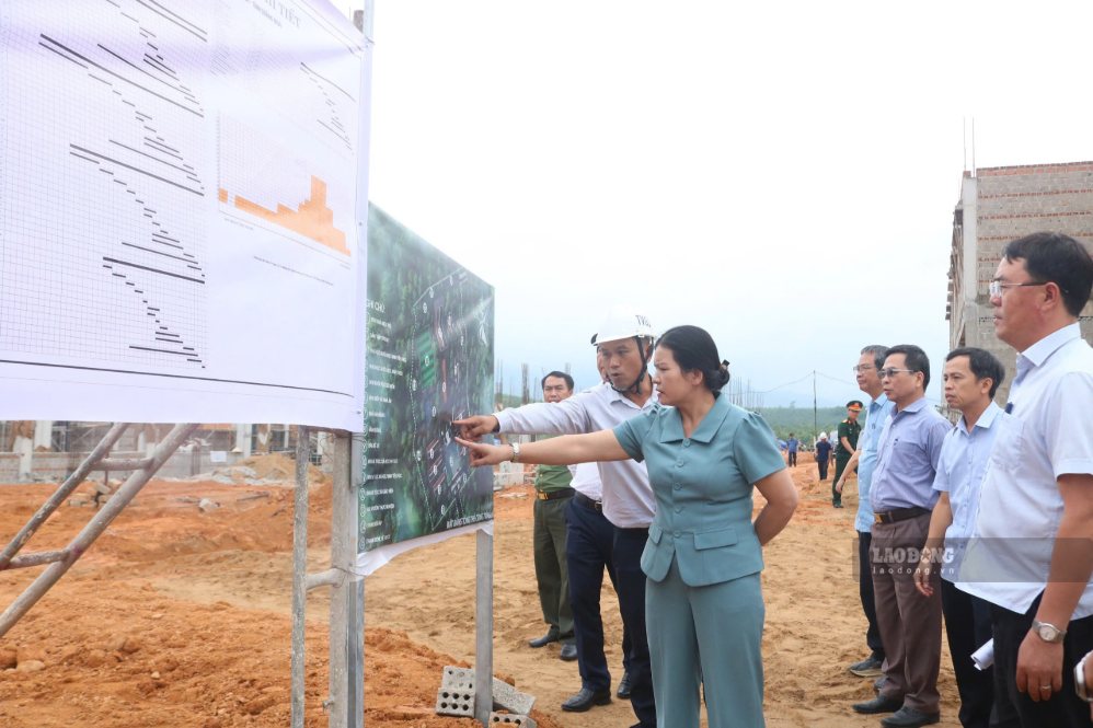 Leaders of Quang Ngai province inspect and urge the construction of the border school project phase 1. Photo: Thanh Tuan