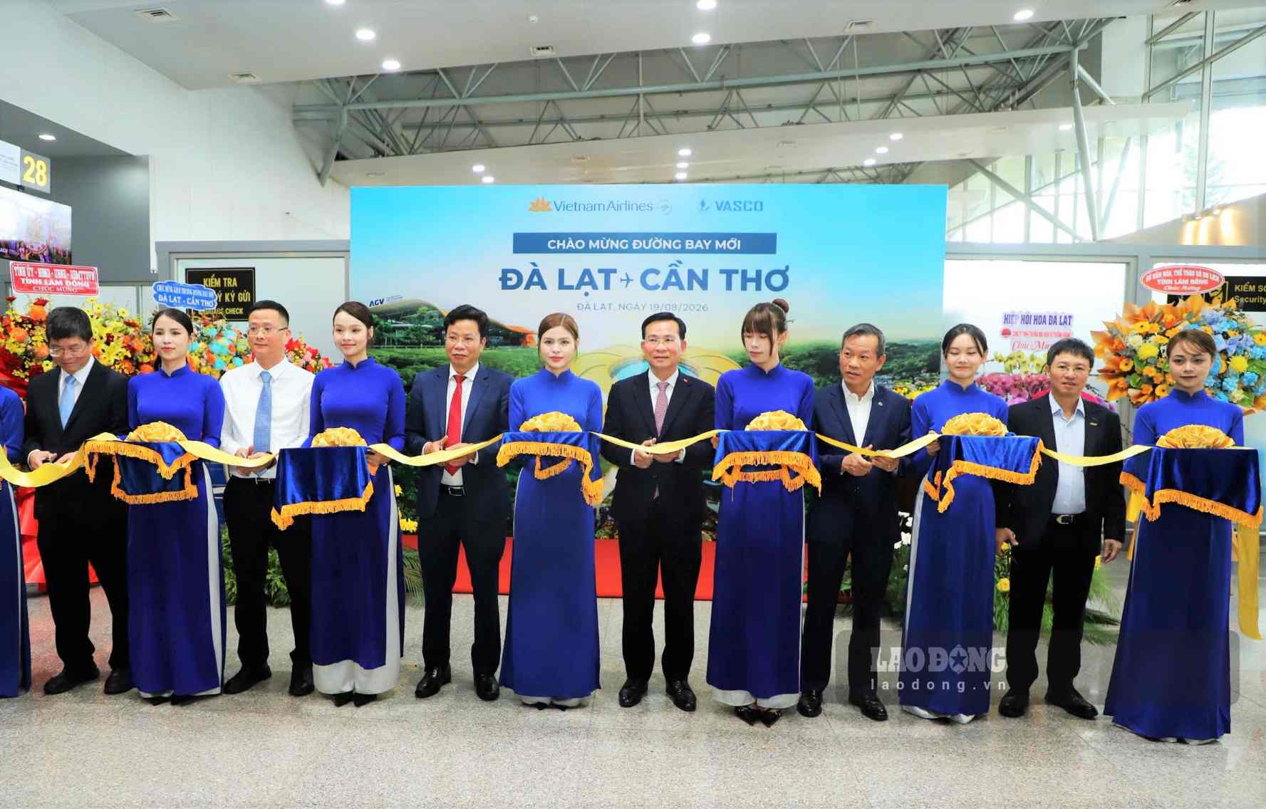 Leaders of Lam Dong province and units cut the ribbon to inaugurate the Da Lat - Can Tho air route. Photo: Thanh Sa
