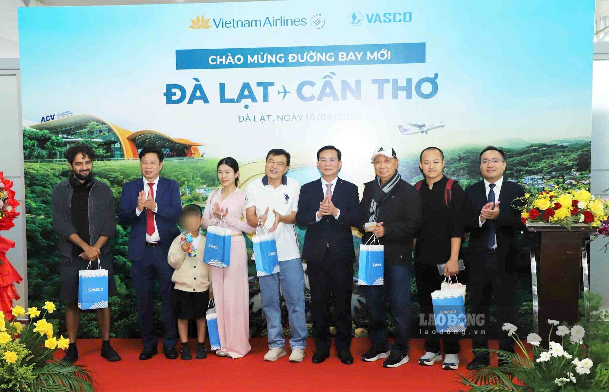 Lãnh đạo tỉnh Lâm Đồng, Tổng Công ty VASCO tặng quà lưu niệm cho những hành khách đầu tiên trong chuyến bay Đà Lạt - Cần Thơ. Ảnh: Thanh Sa