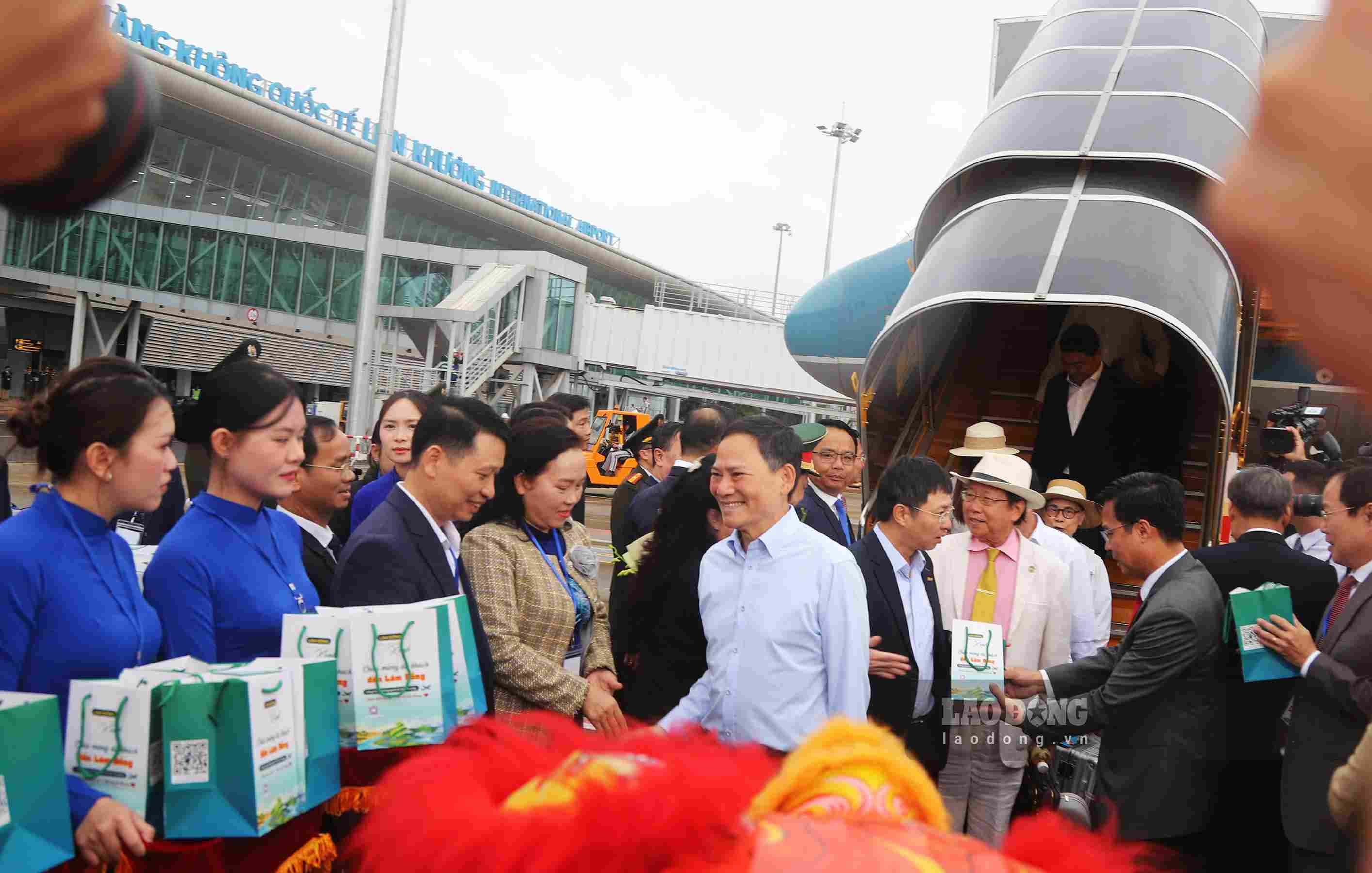 Lãnh đạo tỉnh Lâm Đồng đón tiếp, tặng quà hành khách tại sân bay Liên Khương vào sáng 19.8. Ảnh: Phúc Khánh