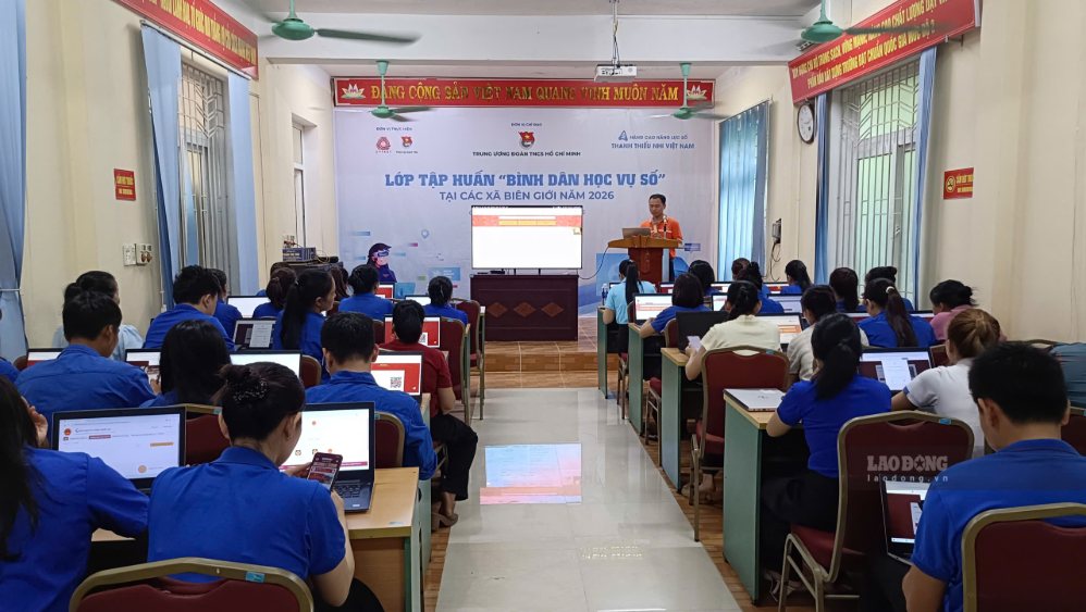 Lớp “Bình dân học vụ số” giúp cán bộ cơ sở, giáo viên, đoàn viên, thanh niên trên địa bàn xã Tuyên Lâm tiếp cận được những kỹ năng số thiết yếu, gắn với công việc và đời sống hằng ngày. Ảnh: Thanh Trung