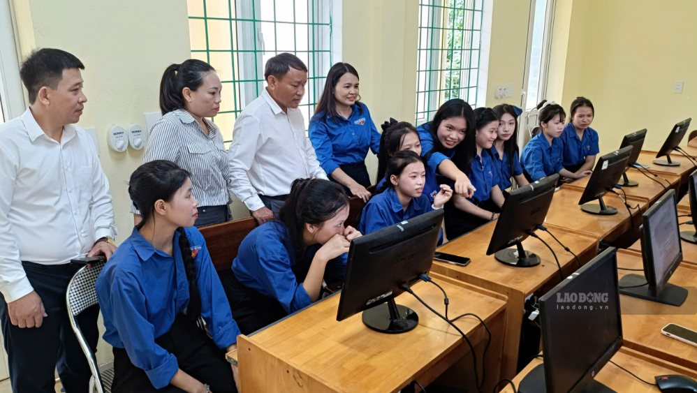 Quang Tri Provincial Youth Union coordinates with units to organize the "Digital Education Day" in Tuyen Lam border commune. Photo: Thanh Trung