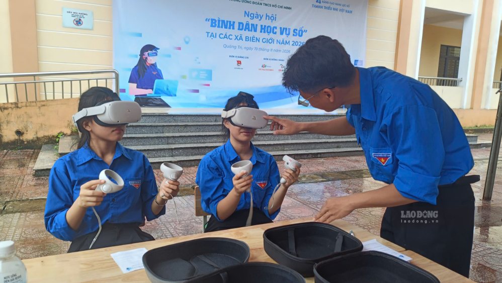 Các em học sinh tại Trường THCS&THPT Bắc Sơn, xã Tuyên Lâm được trải nghiệm kính thực tế ảo. Ảnh: Thanh Trung