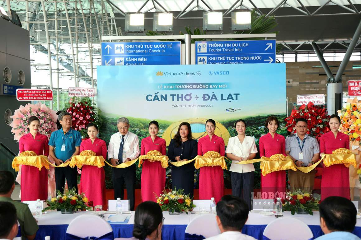 Các đại biểu thực hiện nghi thức cắt băng khai trương đường bay mới Cần Thơ - Đà Lạt - Cần Thơ. Ảnh: Tạ Quang