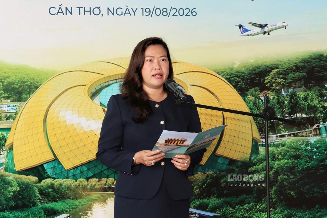 Bà Nguyễn Thị Ngọc Điệp - Phó Chủ tịch UBND TP Cần Thơ phát biểu tại lễ khai trương đường bay. Ảnh: Tạ Quang