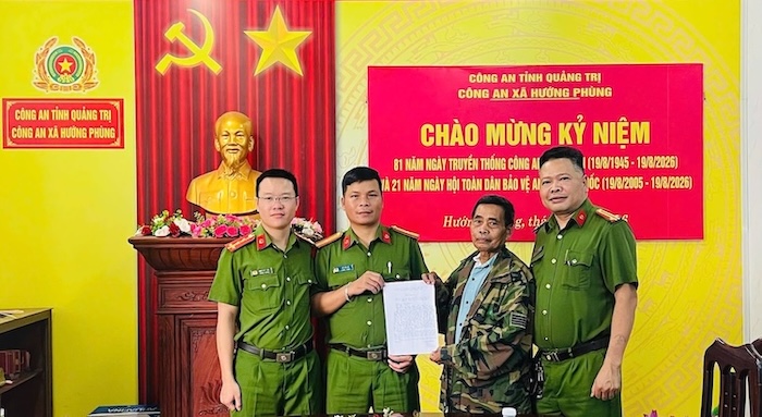 After dropping money, Mr. Hoa was lucky to receive his property back from Huong Phung Commune Police. Photo: Huong Phung Commune Police