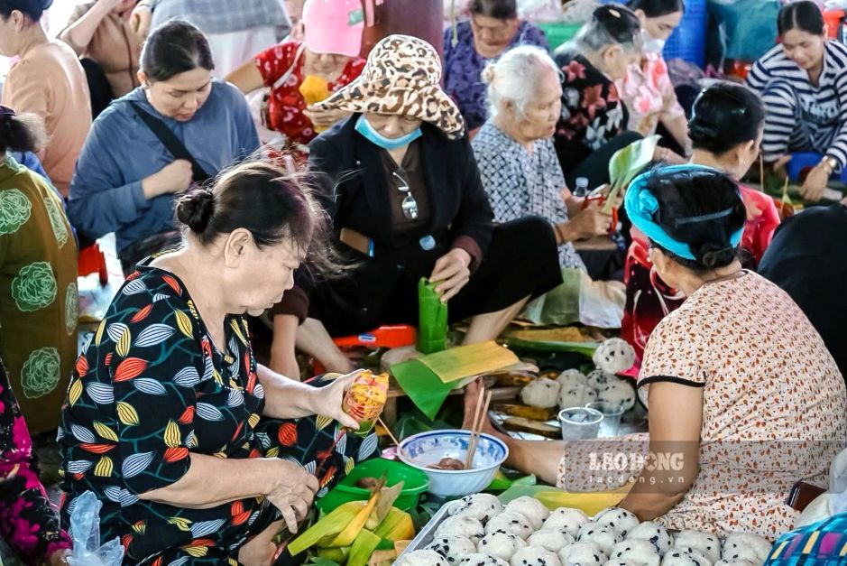 Hoạt động chế biến món ăn cung cấp miễn phí cho người tham dự Lễ tưởng niệm. Ảnh: Ban tổ chức.