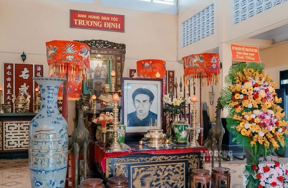 Decorating the temple of National Hero Truong Dinh on the occasion of the 162nd anniversary of National Hero Truong Dinh's suicide. Photo: Organizing Committee