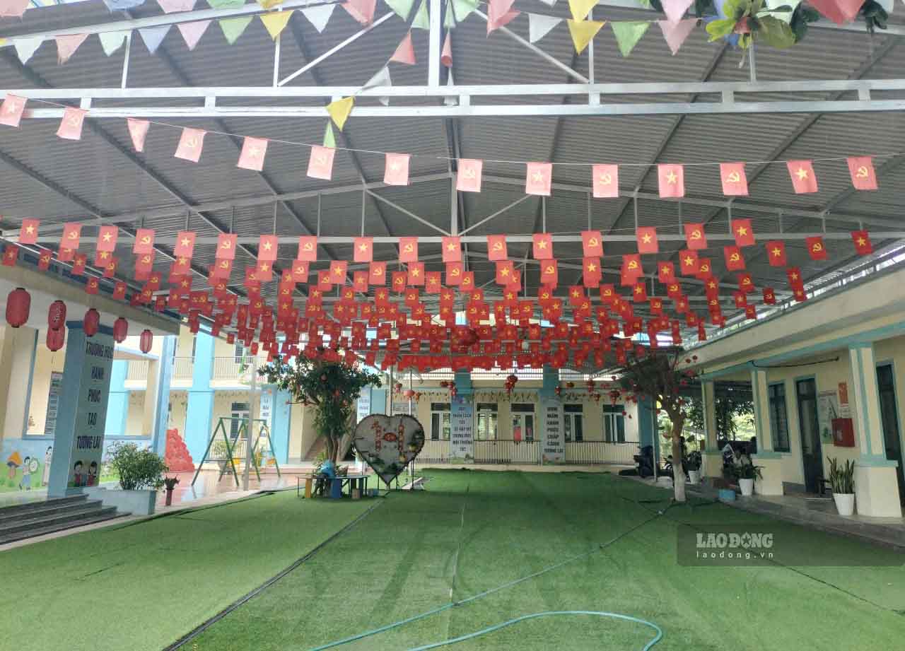 Cờ, hoa rực rỡ ở Trường Mầm non Hương Liên. Ảnh: Trần Tuấn