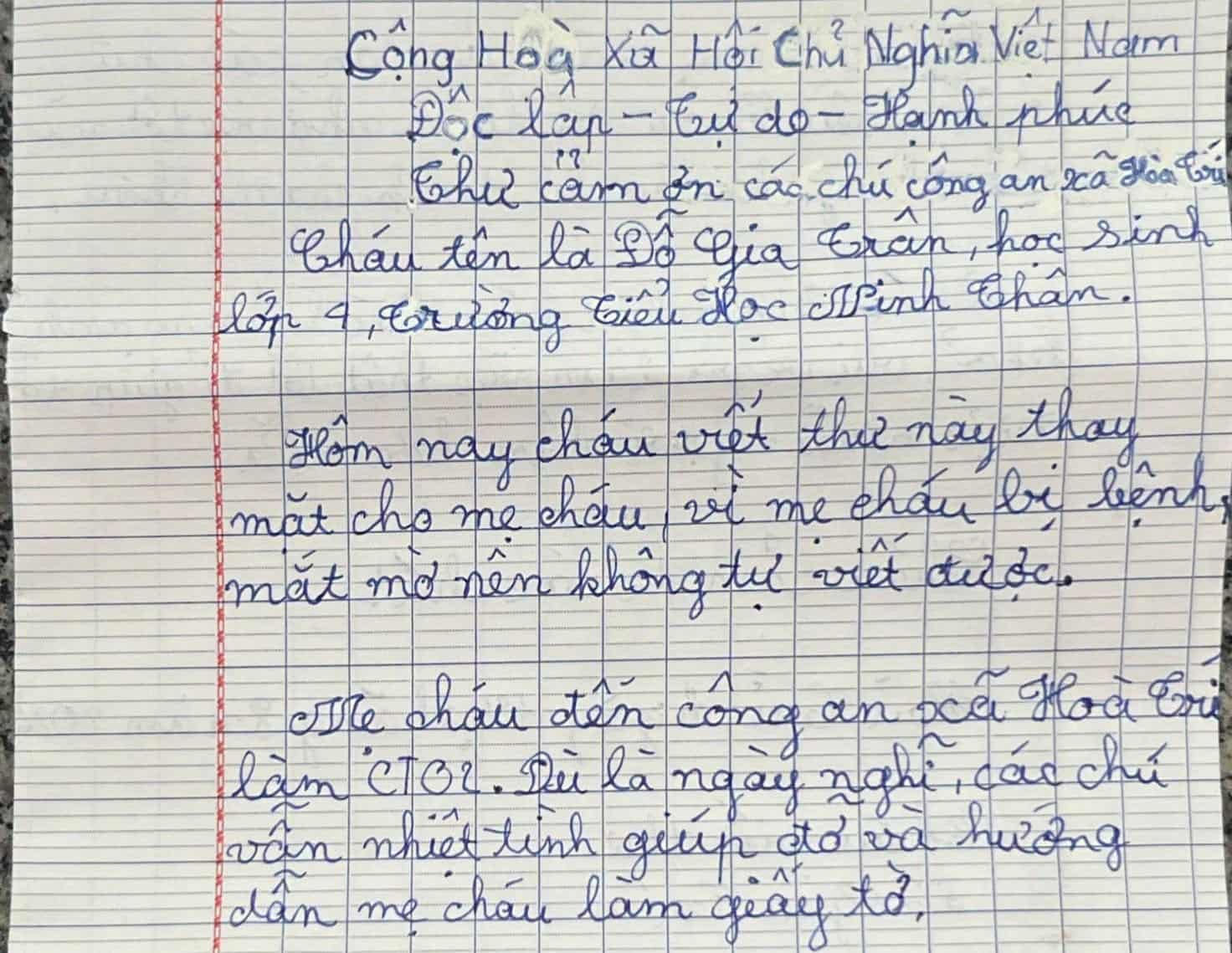 A 4th grade student wrote a handwritten letter and thanked the police officer for helping his mother. Photo: Hoa Tri Commune Police