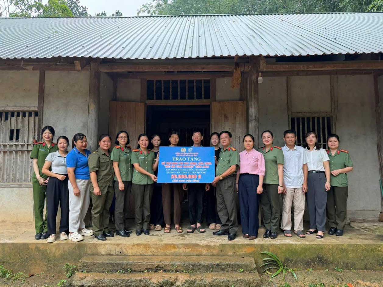 The Provincial Police Women's Union awarded 20 million VND to support Ms. Nguyen Thi Ngon's family to build a living facility. Photo: Tuyen Quang Provincial Police