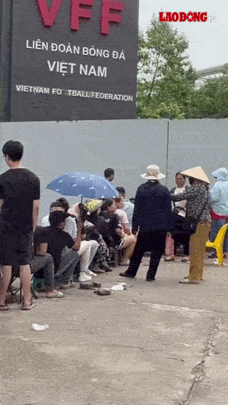 Khán giả xếp hàng mua vé trận tuyển Việt Nam đấu Malaysia tại sân Mỹ Đình. Ảnh: Minh Phong