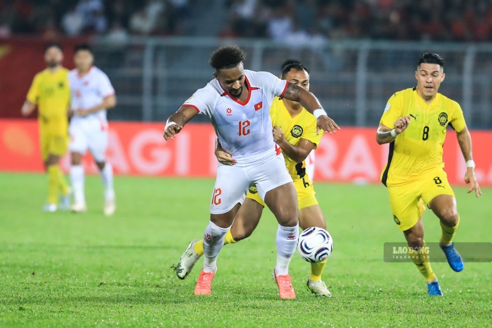 Nguyen Xuan Son and the Vietnamese national team players are facing a great opportunity to win a ticket to the ASEAN Cup 2026 final. Photo: Minh Dan