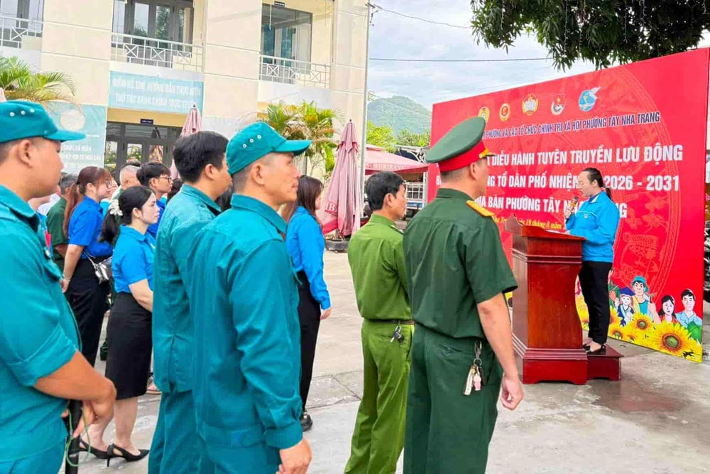 Functional agencies organize mobile propaganda, contributing to bringing information about the election of the Head of the Residential Group to the people. Photo: Nha Trang West Ward Front
