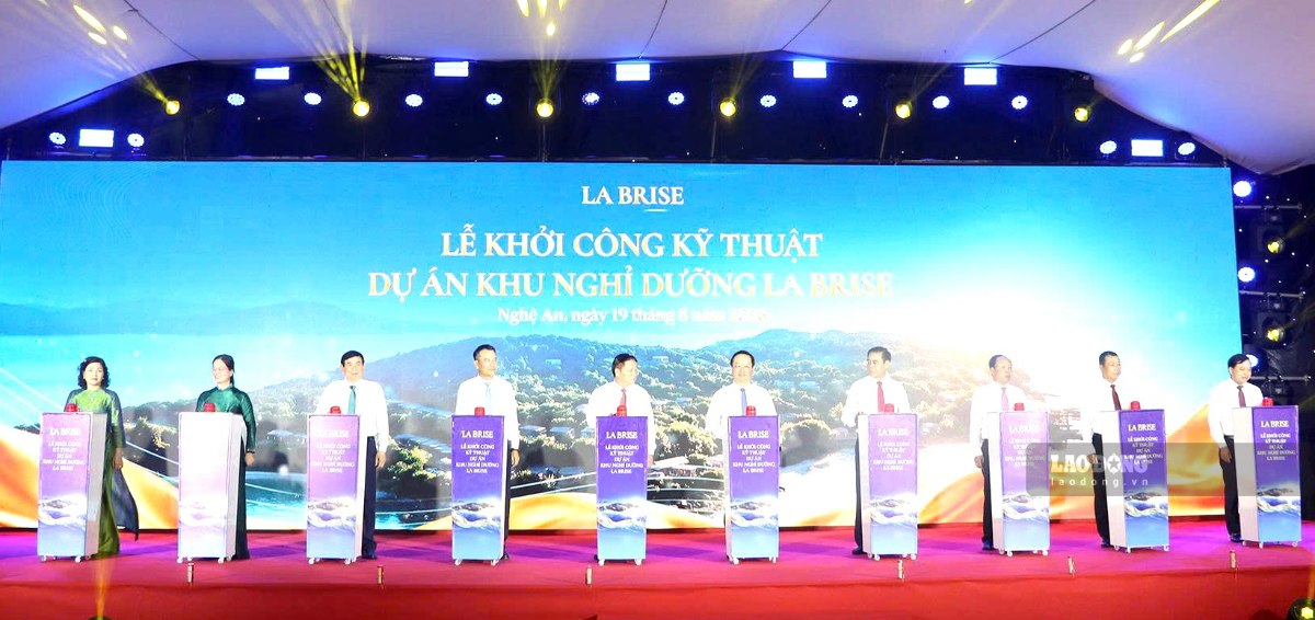 Delegates perform the technical groundbreaking ceremony for the La Brise Resort project. Photo: Duy Chuong