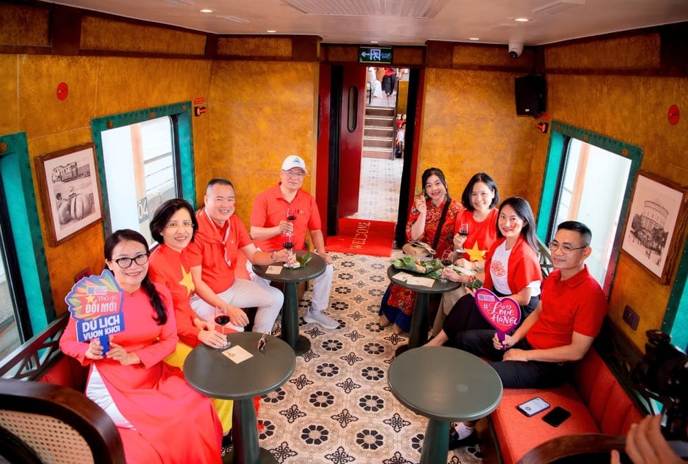 Tourists experience on the Hanoi 5 Cua O train. Photo: Organizing Committee