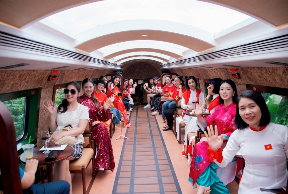 Du khách trải nghiệm trên Tàu Hà Nội 5 Cửa Ô. Ảnh: Ban tổ chức