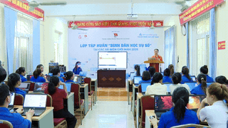 Bringing digital skills to border areas. Photo: Thanh Trung