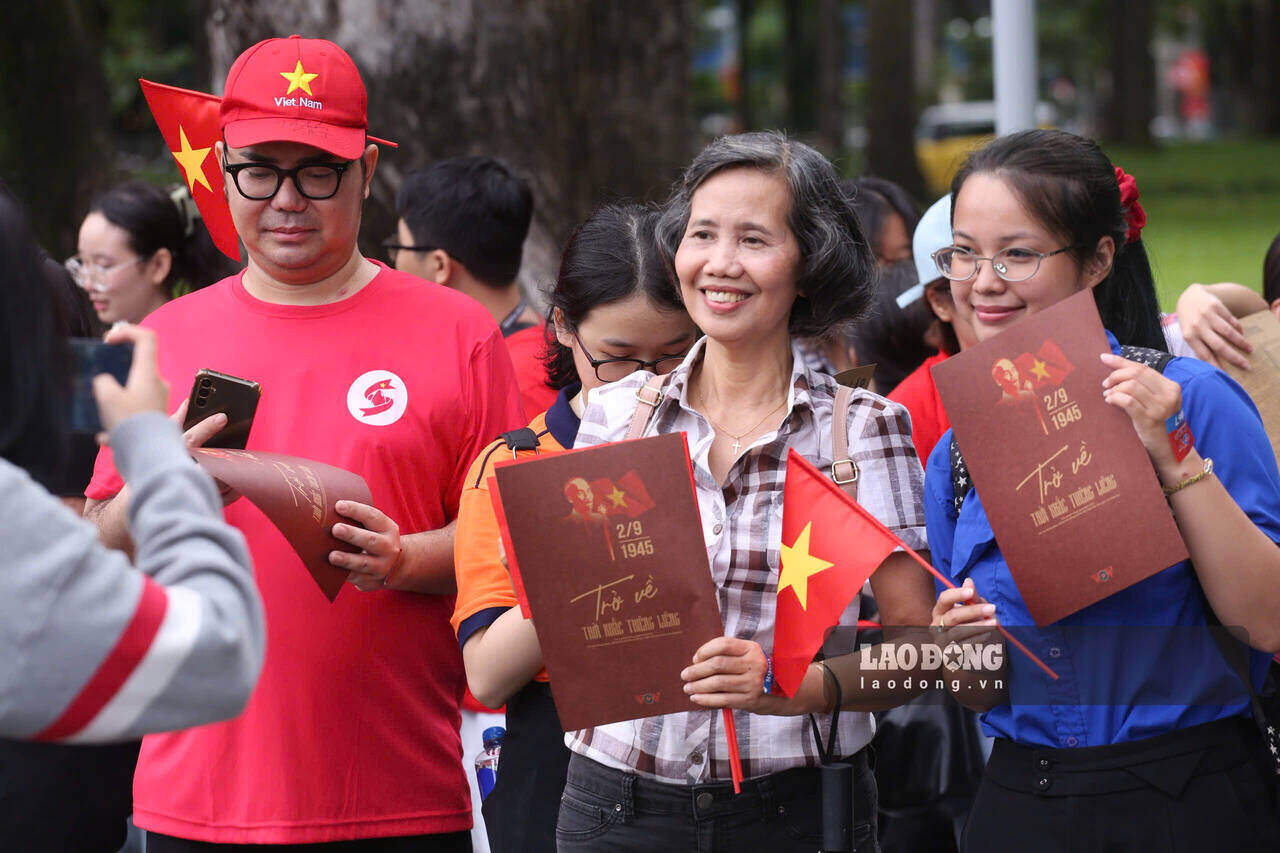 Người dân xếp hàng chờ đến lượt “tham dự” buổi lễ Bác Hồ đọc Tuyên ngôn Độc lập vào mùa thu lịch sử năm 1945. Ảnh: Anh Tú