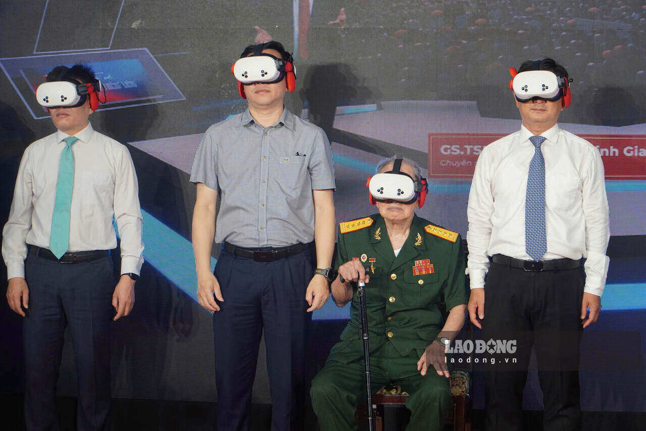Delegados participan en la experiencia del espacio de realidad virtual en el programa "Regreso al momento sagrado". Foto: Anh Tú