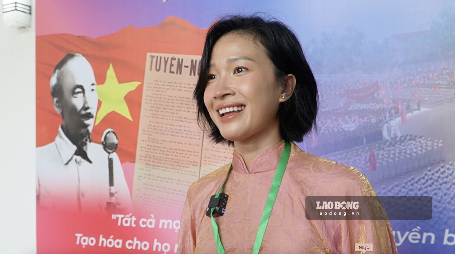 Chị Thu Giang xúc động chia sẻ về trải nghiệm được hoà mình vào dòng người ở Quảng trường Ba Đình năm 1945 thông qua công nghệ thực tế ảo. Ảnh: Ngọc Ánh