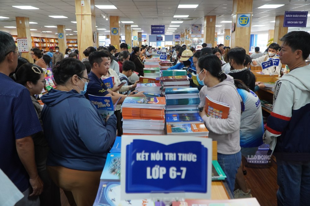 Lượng phụ huynh, học sinh đến mua sách giáo khoa tại nhà sách tăng cao những ngày cận năm học mới.