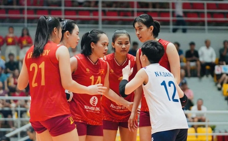 Đội tuyển bóng chuyền nữ Việt Nam bắt đầu di chuyển sang Trung Quốc. Ảnh: VFV