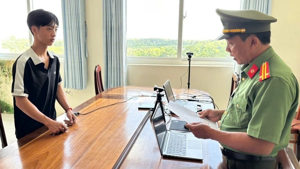 Cơ quan An ninh điều tra Công an tỉnh Vĩnh Long công bố các quyết định khởi tố bị can trong vụ án. Ảnh: Cổng TTĐT Công an Vĩnh Long
