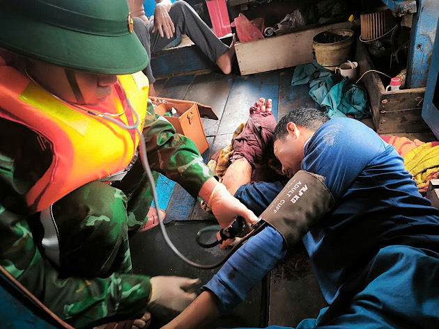 Functional forces rescue crew members in distress at sea. Photo: Quang Tri Border Guard