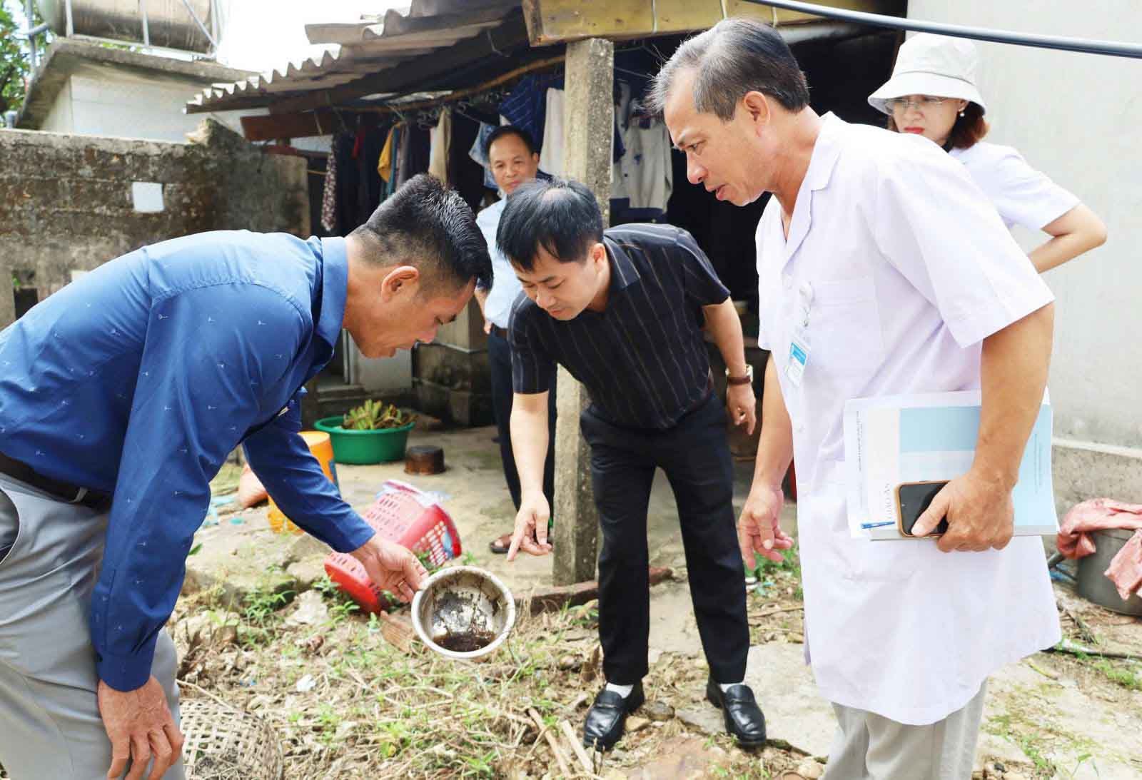 Ha Tinh CDC working group monitors larvae after detecting a dengue fever outbreak in Ky Hoa commune. Photo: Ha Tinh Department of Health