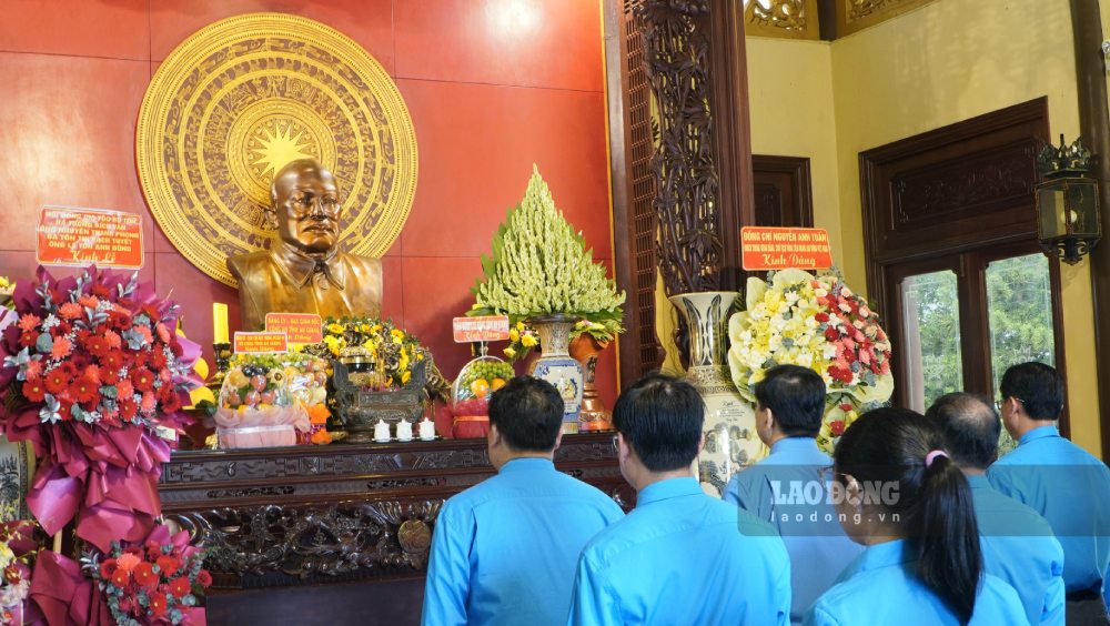 Đồng chí Nguyễn Anh Tuấn, Ủy viên BCH Trung ương Đảng, Chủ tịch Tổng LĐLĐ Việt Nam đã gửi lẵng hoa kính dâng lên Chủ tịch Tôn Đức Thắng nhân dịp kỷ niệm ngày sinh của Người. Ảnh: Nguyên Anh