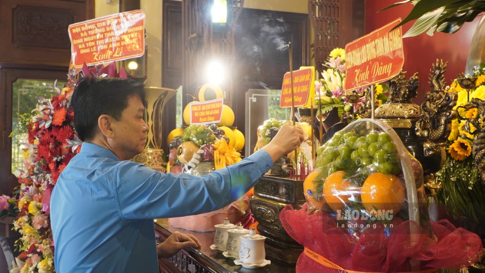 Chủ tịch LĐLĐ tỉnh An Giang Đỗ Trần Thịnh dâng hương tại buổi lễ. Ảnh: Nguyên Anh