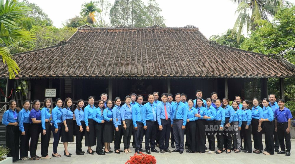 Đoàn công tác chụp ảnh lưu niệm tại Di tích lịch sử Khu lưu niệm Chủ tịch Tôn Đức Thắng. Ảnh: Nguyên Anh