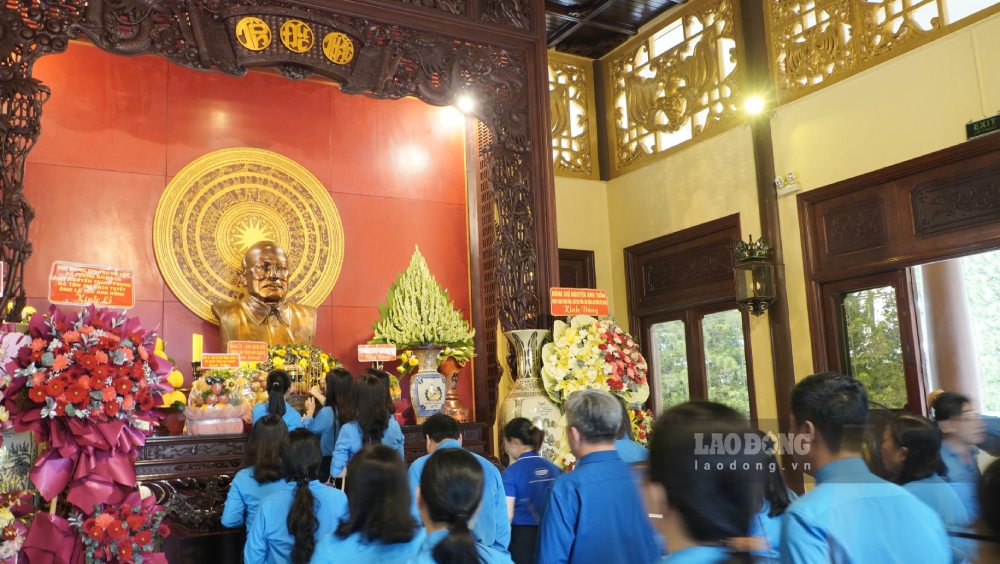 An Giang Trade Union offers incense at the President Ton Duc Thang Memorial Area. Photo: Nguyen Anh
