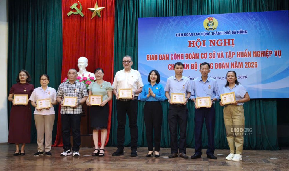 The Vietnam General Confederation of Labor awarded the Medal "For the cause of building the Vietnam Trade Union organization" to 23 individuals under the Da Nang City Labor Federation. Photo: Tuong Minh