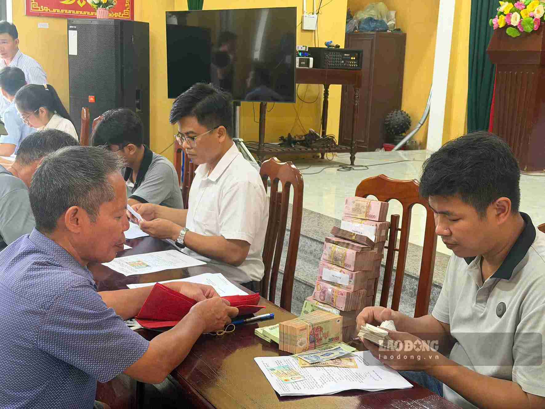 People in Gia Khanh village receive compensation and support for site clearance for the railway project. Photo: Mai Huong