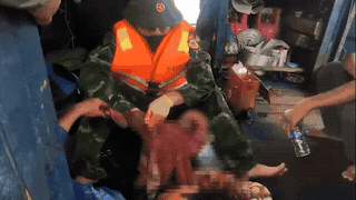 Un pêcheur se fait couper le doigt par un treuil alors qu'il est en mer. Photo: Garde-frontières de Quảng Trị
