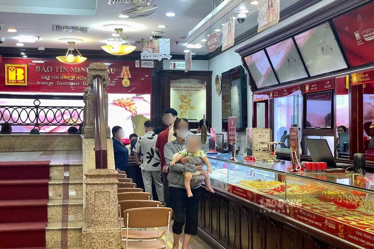 Gold prices plummet, customers take advantage of buying in. Photo: Bao Anh