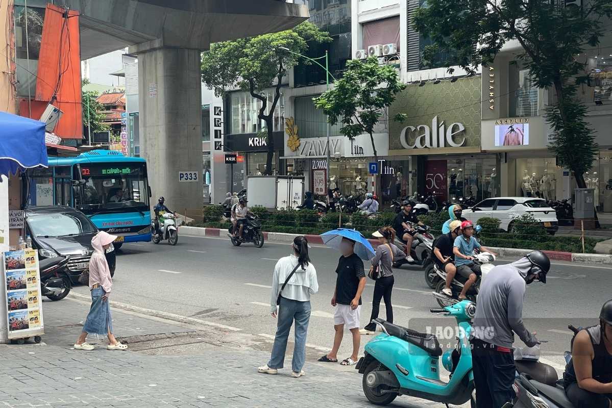 Nhóm “cò mồi” đứng chào mời khách hàng có nhu cầu đi vào cửa hàng kinh doanh vàng, bạc. Ảnh: Bảo Anh 