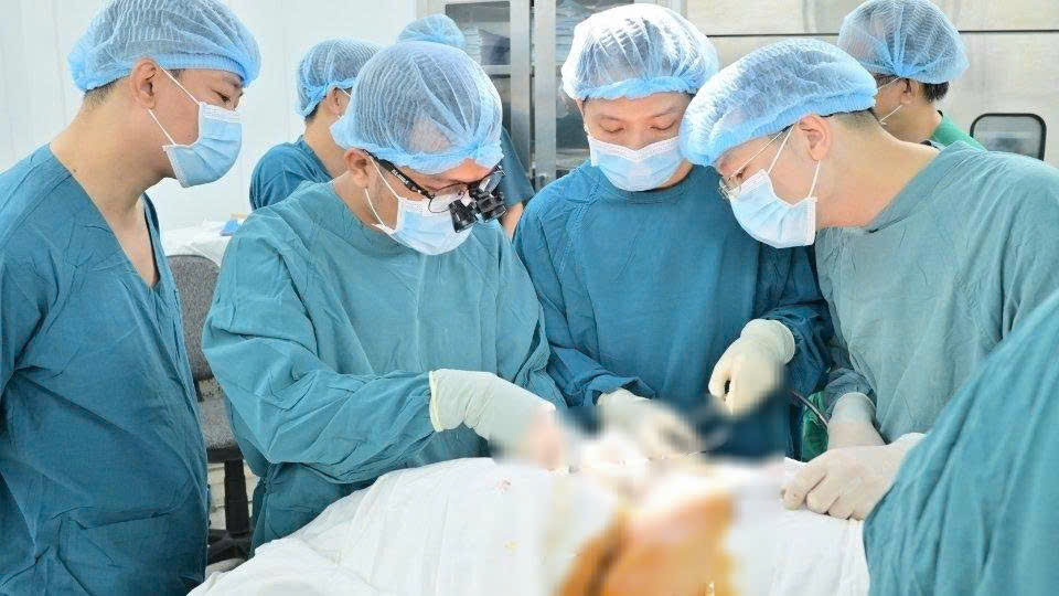 The team of Tra Vinh General Hospital coordinates with experts from People's Hospital 115 to perform surgery on orthopedic injuries using microsurgery techniques. Photo: Tra Vinh General Hospital