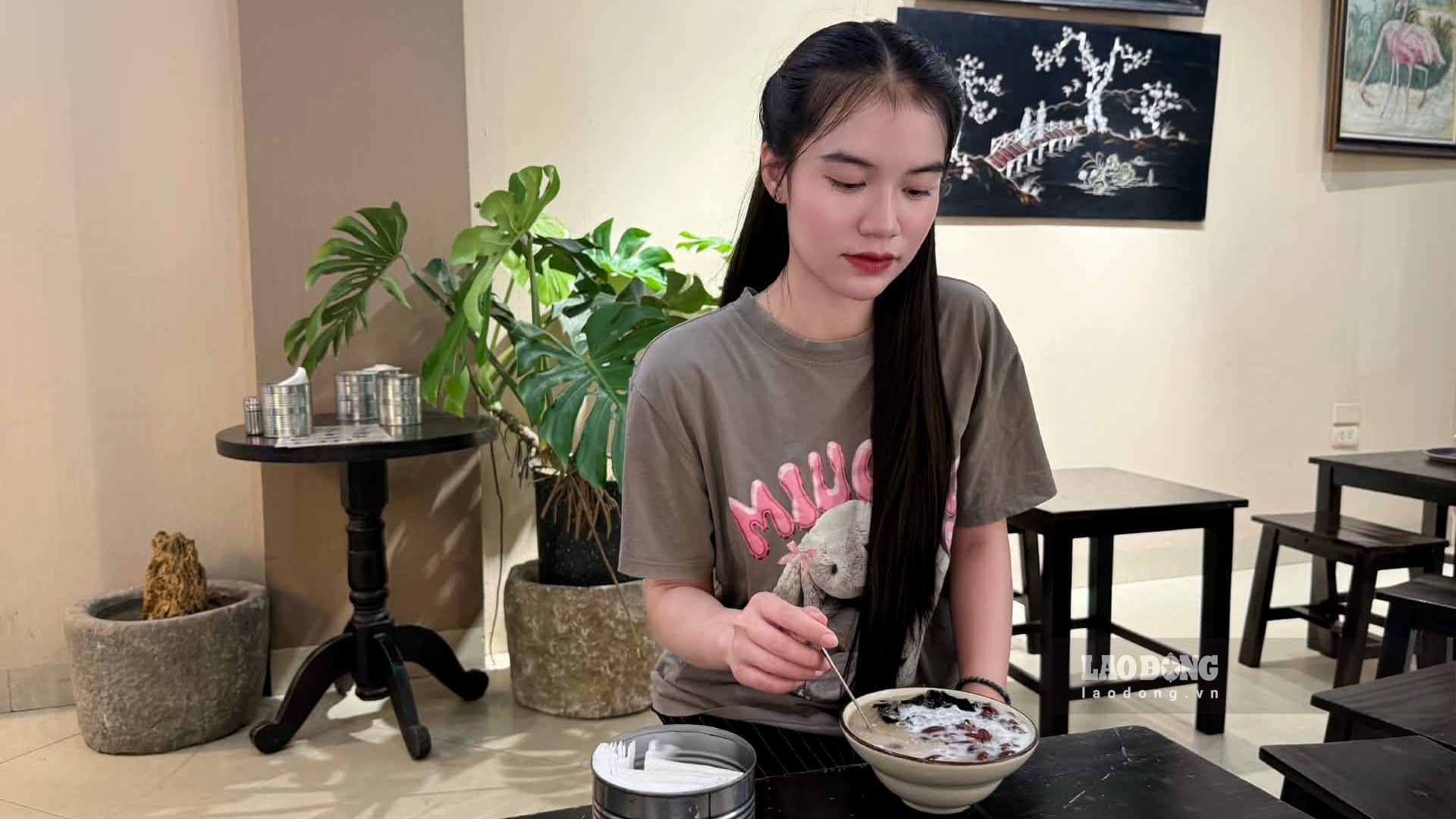 Hanoi youth excitedly eat red bean sweet soup on That Tich day. Photo: Huyen Trang