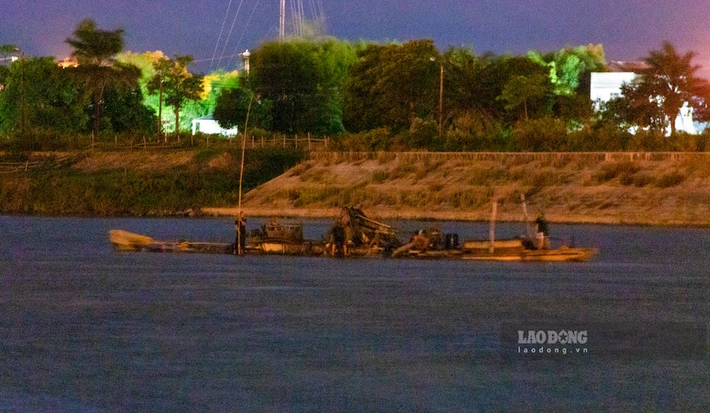 Thach Han River section near Quang Tri ward market and near the flower wharf was gutted by sand pirates. Photo: Hung Tho