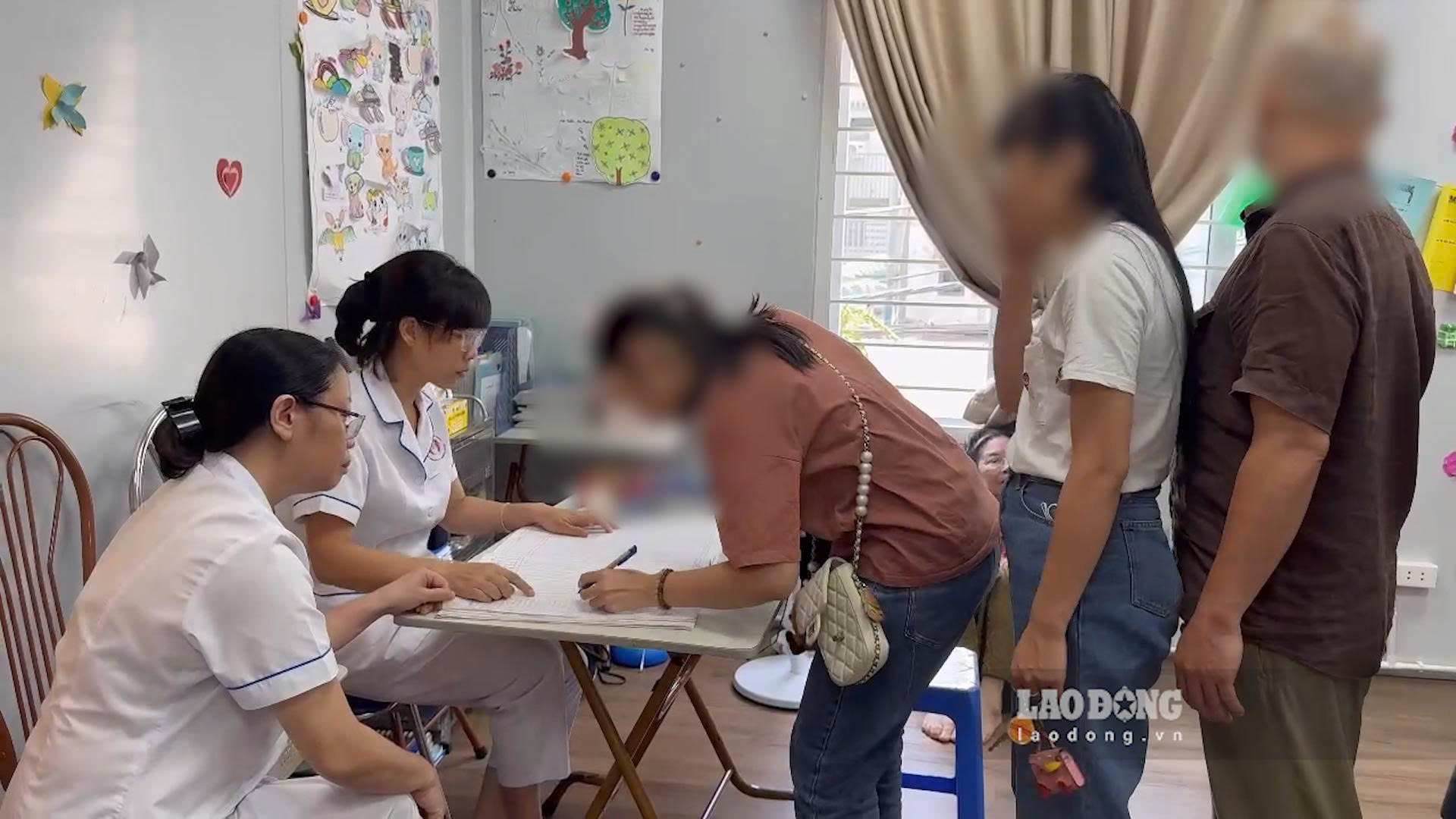 Creating pressure when starting work, young people are at risk of mental disorders. Photo: Hanh Thom